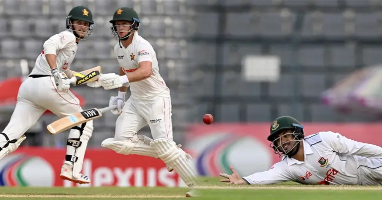 রান নিচ্ছেন জিম্বাবুয়ের দুই ব্যাটার